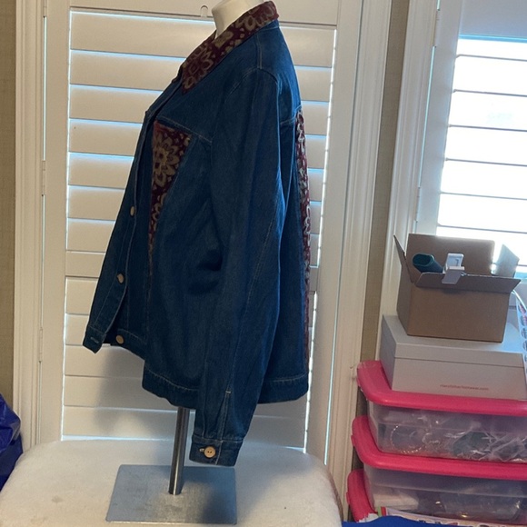 Elegant Blue Denim Jacket with Patterned Details - Picture 5 of 10